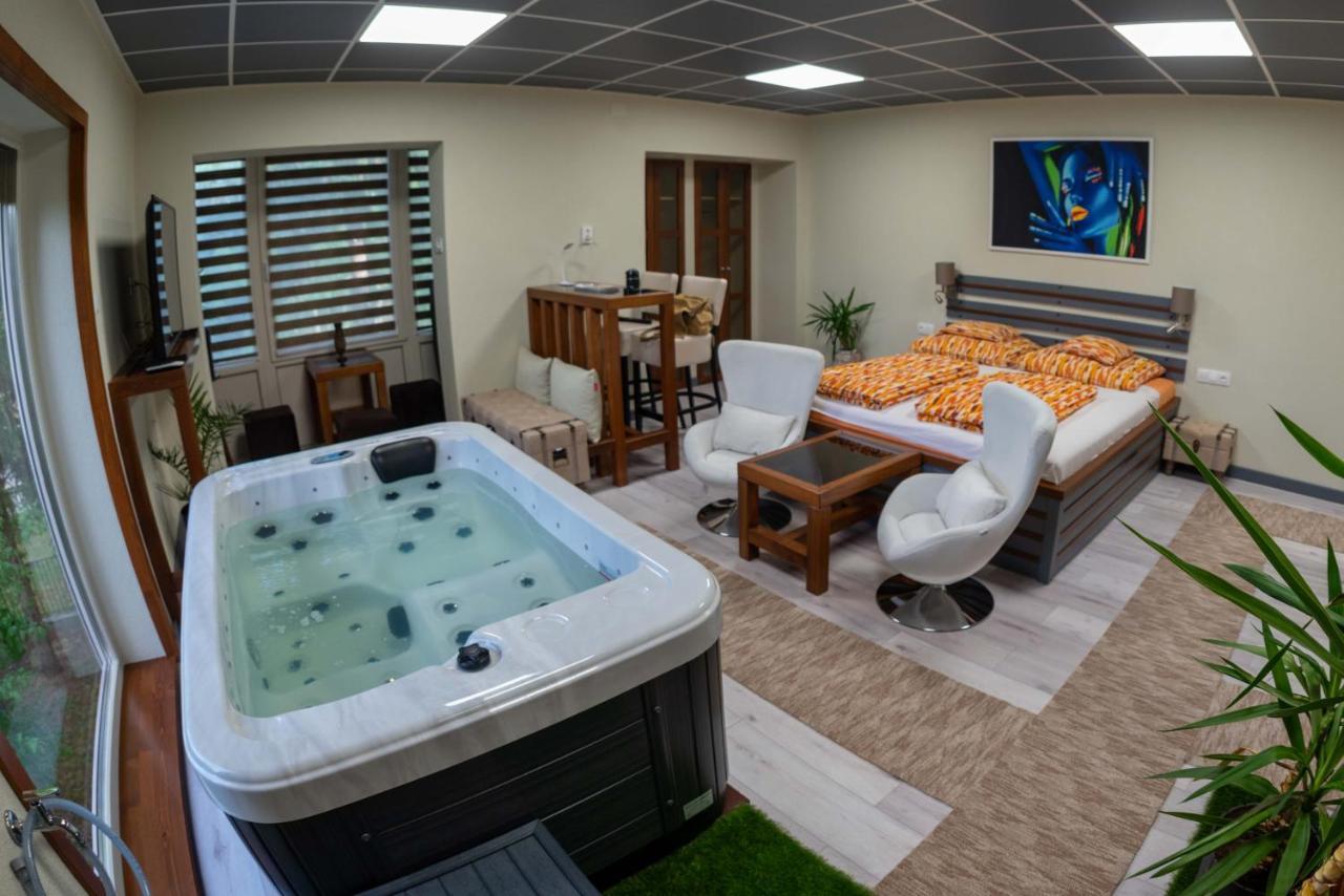 Aparthotel E 14 à Berekfürdő Extérieur photo